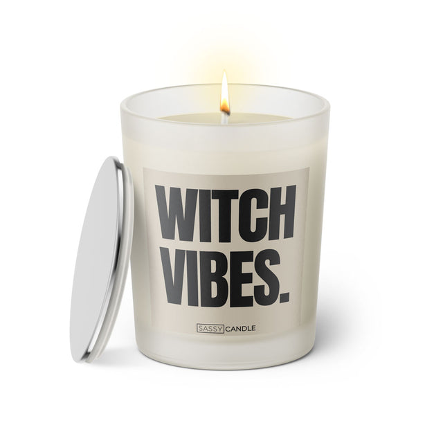 Duftkerze mit witzigen Spruch: Witch Vibes. Farbe beige und schwarz von Sassy Candle.