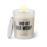 Duftkerze mit witzigem Spruch: Wo ist der Wein? Farbe beige und schwarze Schrift. Kerzenglas mit silbernem Deckel von SassyCandle.