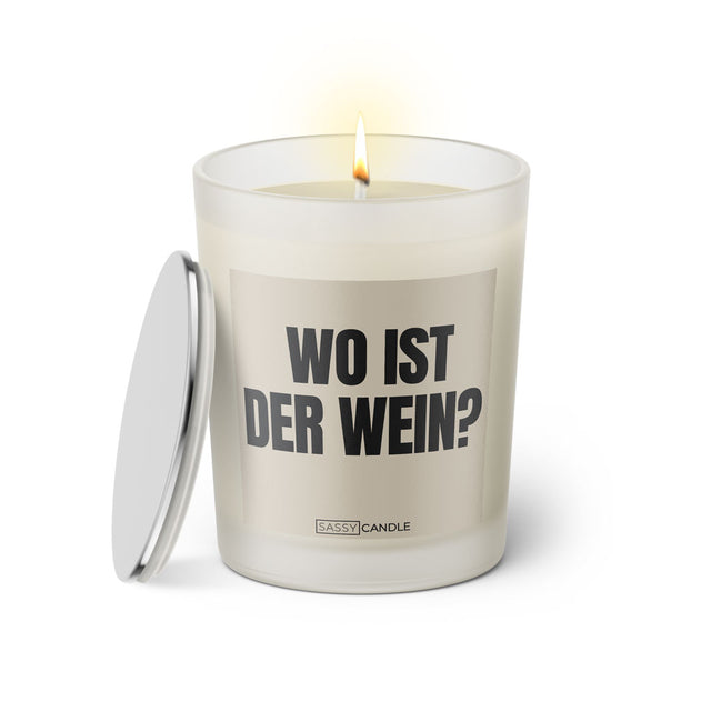 Duftkerze mit witzigem Spruch: Wo ist der Wein? Farbe beige und schwarze Schrift. Kerzenglas mit silbernem Deckel von SassyCandle.