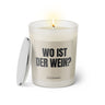 Duftkerze mit witzigem Spruch: Wo ist der Wein? Farbe beige und schwarze Schrift. Kerzenglas mit silbernem Deckel von SassyCandle.