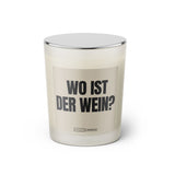 Duftkerze mit witzigem Spruch: Wo ist der Wein? Farbe beige und schwarze Schrift. Kerzenglas mit silbernem geschlossenem Deckel von SassyCandle.