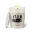 Duftkerze mit witzigem Spruch: Yalla Habibi. Farbe beige und schwarze Schrift. Kerzenglas mit silbernem Deckel von SassyCandle.
