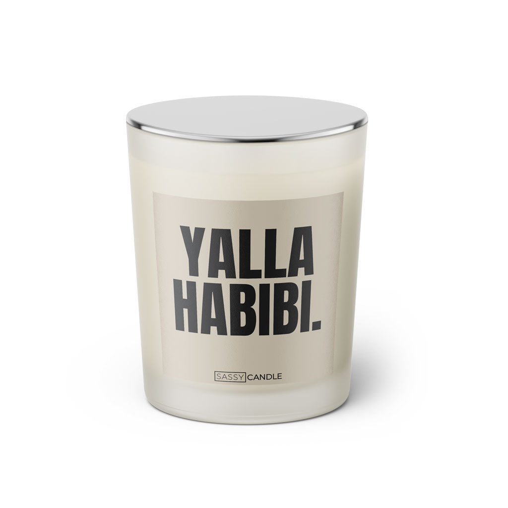 Duftkerze mit witzigem Spruch: Yalla Habibi. Farbe beige und schwarze Schrift. Kerzenglas mit silbernem geschlossenem Deckel von SassyCandle.