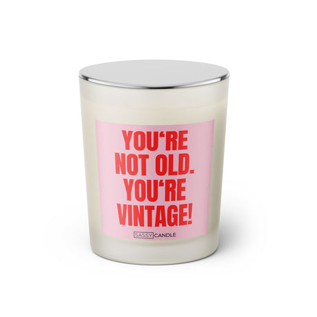 Duftkerze mit Spruch: You're not old. You're vintage! Farbe rosa und pink von Sassy Candle.