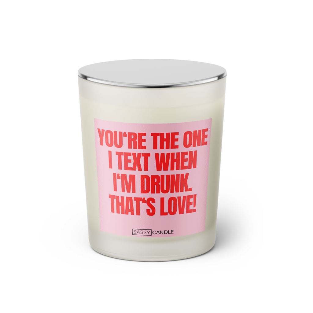 Duftkerze mit witzigen Spruch: You are the one I text when I'm drunk. That's love. Farbe rosa und pink von Sassy Candle.