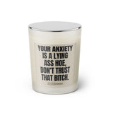 Duftkerze mit Spruch: Your anxiety is a lying ass hoe, don't trust that bitch Farbe beige und schwarz von Sassy Candle.