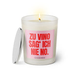 Duftkerze mit witzigem Spruch: Zu Vino sag ich nie No. Farbe rosa und pinke Schrift. Kerzenglas mit silbernem Deckel von SassyCandle.