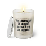 Duftkerze mit Spruch: Zum Geburtstag ein Gedicht, du bist älter und ich nicht! Farbe beige und schwarz von Sassy Candle.
