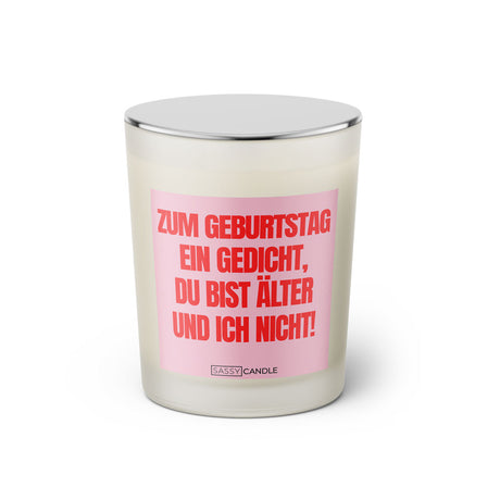 Duftkerze mit Spruch: Zum Geburtstag ein Gedicht, du bist älter und ich nicht! Farbe rosa und pink von Sassy Candle.